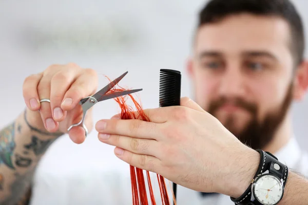 Frisör klippa röda lockar — Stockfoto