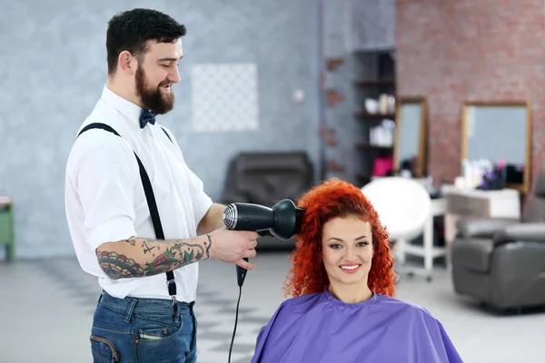 Hermosa chica visita peluquería — Foto de Stock