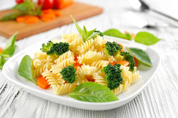 Pasta con zanahoria, brócoli y albahaca — Foto de Stock