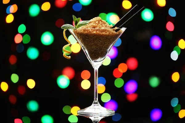 Martini-Glas mit braunem Kristallzucker — Stockfoto