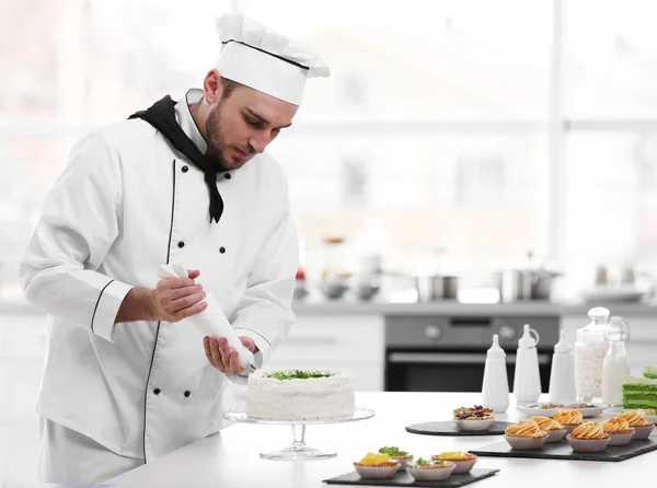 Chef working at kitchen — Stock Photo, Image