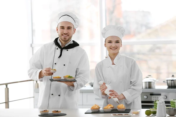 Samci a samice kuchařů pracuje — Stock fotografie