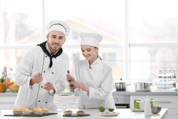 Male and female chefs working — Stock Photo, Image