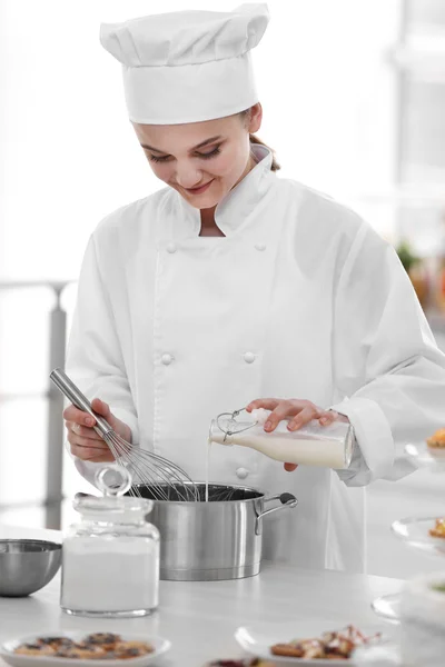 Vrouwelijke chef-kok werken bij keuken — Stockfoto
