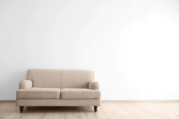 Современный удобный диван — стоковое фото
