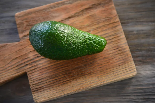 Fresh avocado on cutting board — Stock Photo, Image