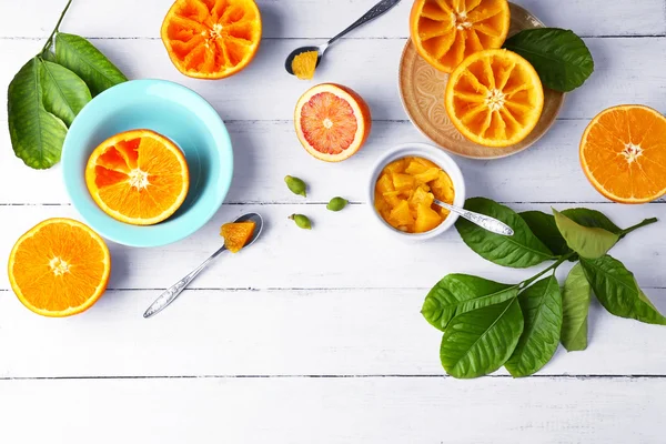 Comer naranjas con cuchara —  Fotos de Stock