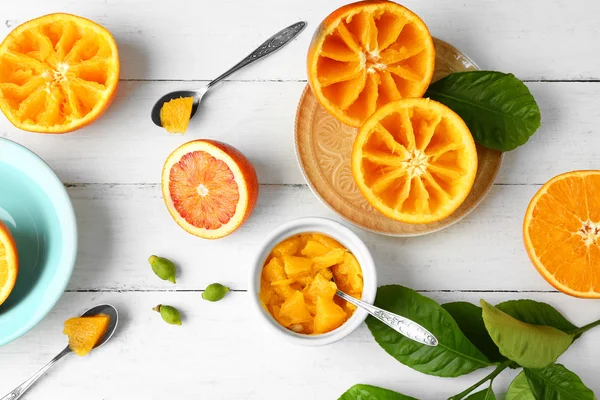 Manger des oranges avec une cuillère — Photo
