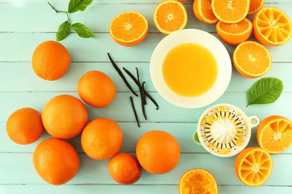 Wyciskanie soku pyszne pomarańcze — Zdjęcie stockowe