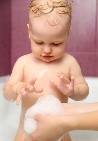 Mother washing her baby boy — Stock Photo, Image