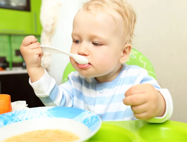Niño comiendo zanahoria mezclada — Foto de Stock