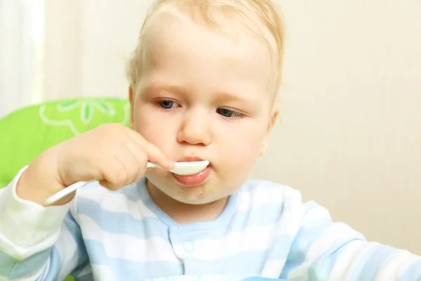 Criança comendo cenoura misturada — Fotografia de Stock