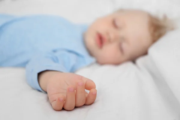 Baby schläft auf Bett — Stockfoto