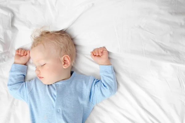 Bebé durmiendo en la cama — Foto de Stock