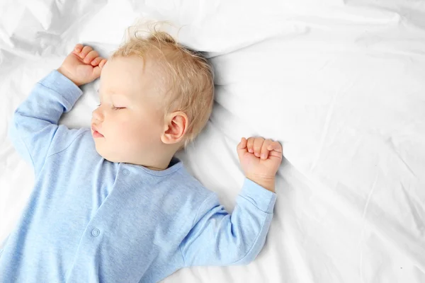 Baby schläft auf Bett — Stockfoto