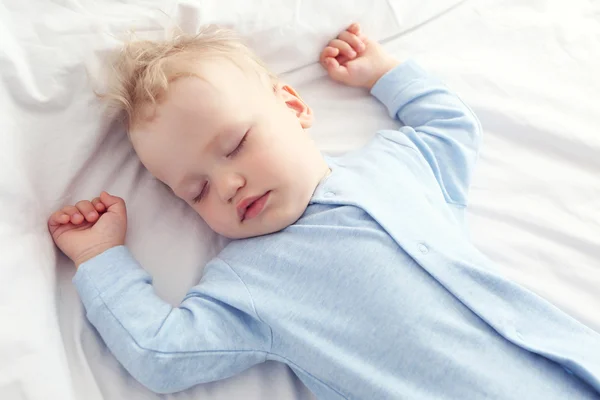 Baby schläft auf Bett — Stockfoto