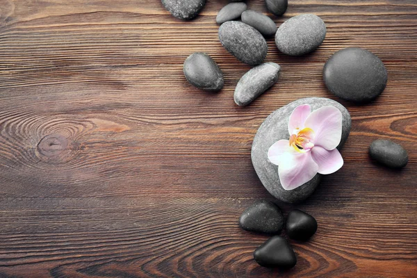 Piedras de spa y flor de orquídea —  Fotos de Stock