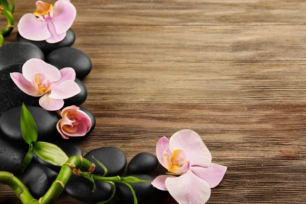 Pietre termali e fiori di orchidea — Foto Stock
