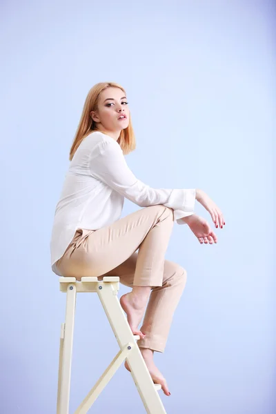 Jonge vrouw in wit overhemd en een beige broek — Stockfoto
