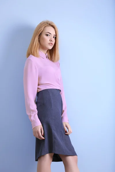 Mujer joven con camisa rosa y falda gris —  Fotos de Stock