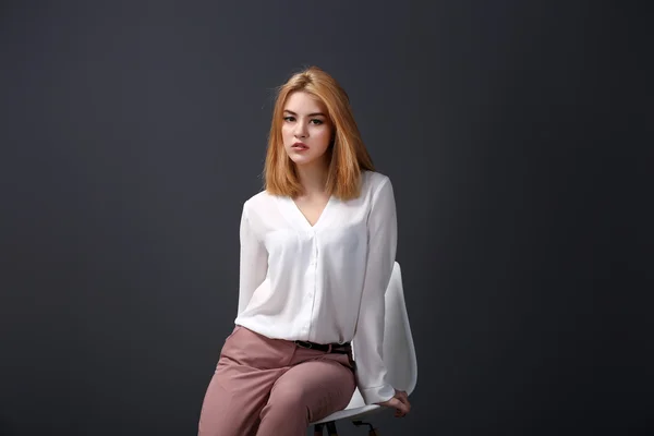 Genç kadın gömlek ve pembe pantolon — Stok fotoğraf