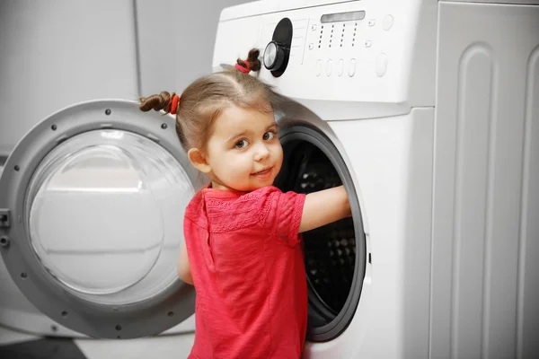 Chica jugando con lavadora — Foto de Stock