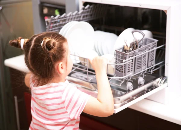 小女孩玩洗碗机 — 图库照片