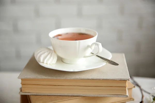 Kopje thee en boeken — Stockfoto
