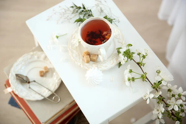Boeken, kopje thee en bloemen — Stockfoto