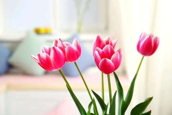 Los tulipanes en el florero en la habitación — Foto de Stock