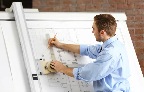 Engenheiro Trabalhando Com Placa Painel Dentro Casa — Fotografia de Stock