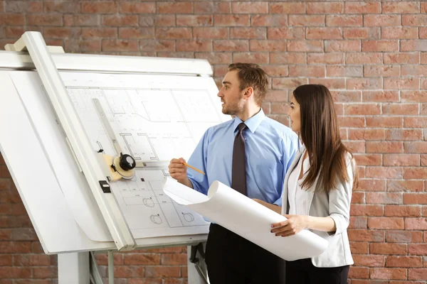 Ingenieure arbeiten mit Panel Board — Stockfoto