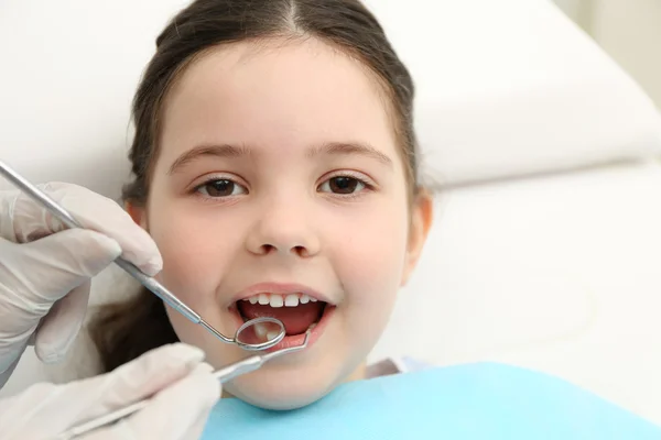 Schattig klein meisje in de tandarts stoel — Stockfoto