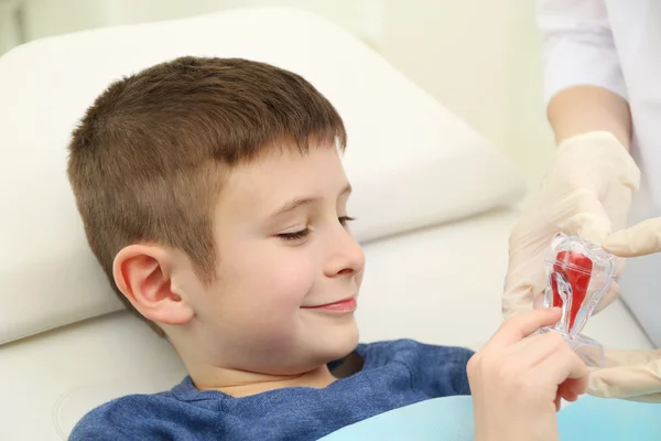 Carino bambino in dentista sedia — Foto Stock