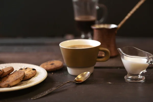 Secangkir kopi dengan kue — Stok Foto