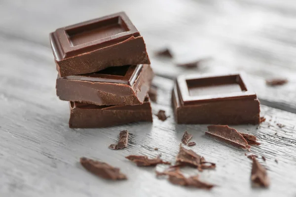 Pedaços de chocolate no fundo — Fotografia de Stock
