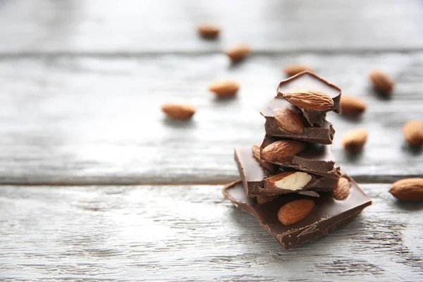 Chokladbitar med nötter — Stockfoto