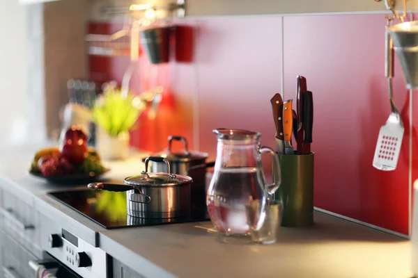 Interior de cozinha moderna com fogão — Fotografia de Stock