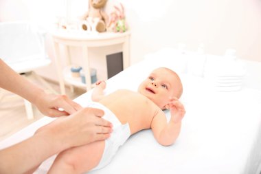 Anne için küçük bebek bezi değiştirme
