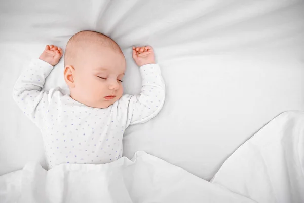 Bebê adormecido na cama — Fotografia de Stock