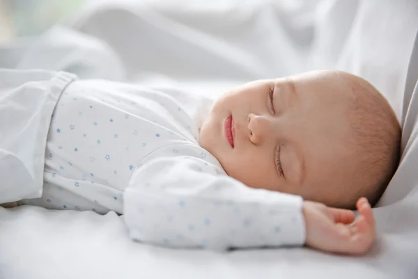 Alvó baba az ágyban — Stock Fotó