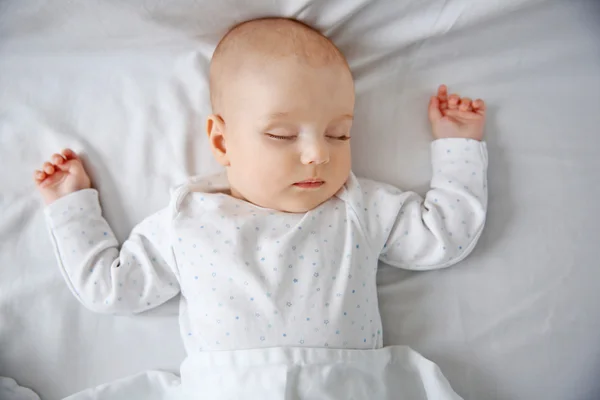 Bebê adormecido na cama — Fotografia de Stock