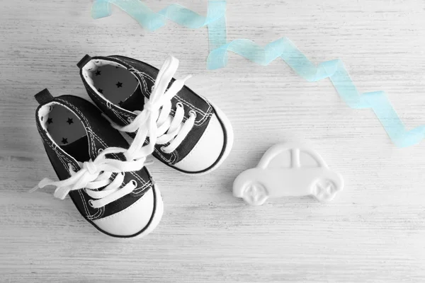 Zapatos de bebé en la mesa —  Fotos de Stock