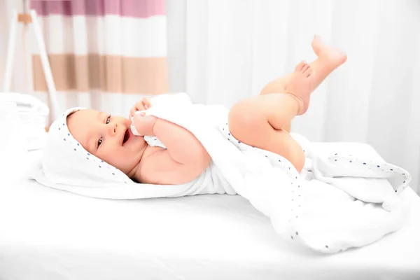 Kleines Baby nach dem Baden im Handtuch — Stockfoto