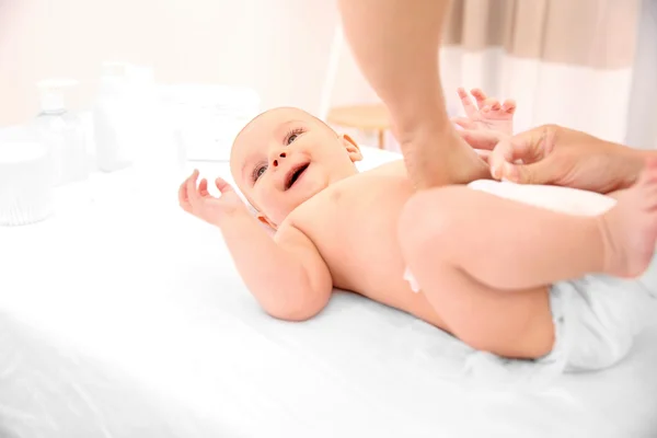 Mother changing diaper to baby — Stock Photo, Image