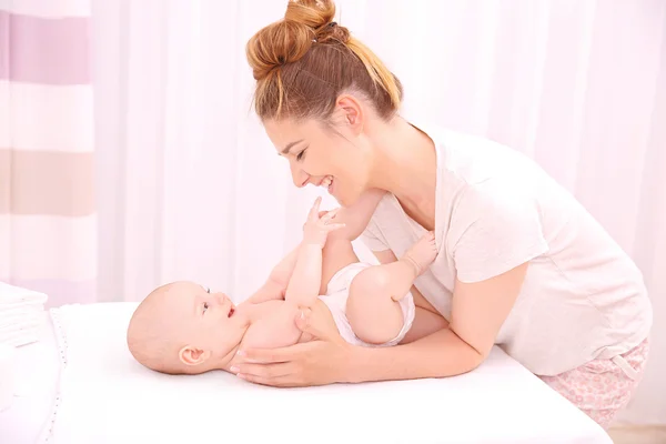 Mãe e seu bebê em mudança de mesa — Fotografia de Stock