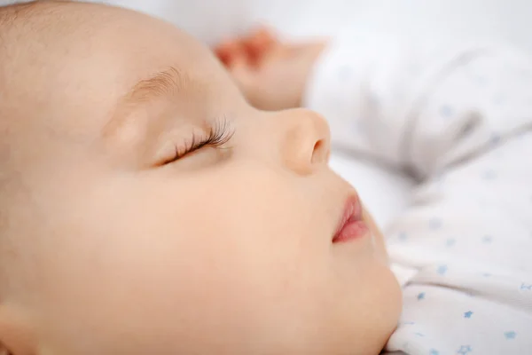 Bebê adormecido na cama — Fotografia de Stock