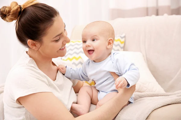 Madre y su pequeño bebé — Foto de Stock