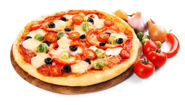 Peynirli ve sebzeli lezzetli pizza.