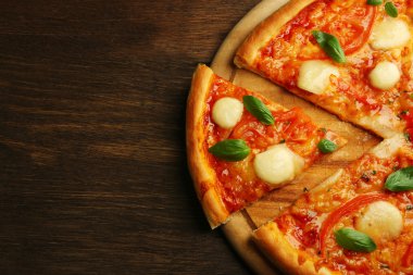 Dilimlenmiş Margherita pizza